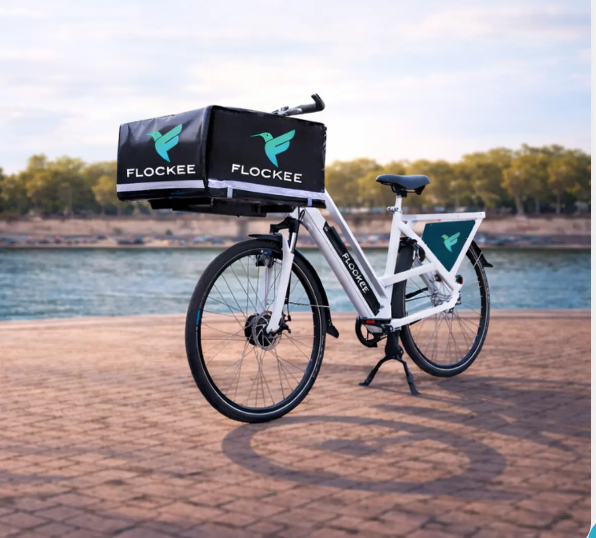 Vélo électrique de livraison Flockee avec sac de livraison, photographié à Paris